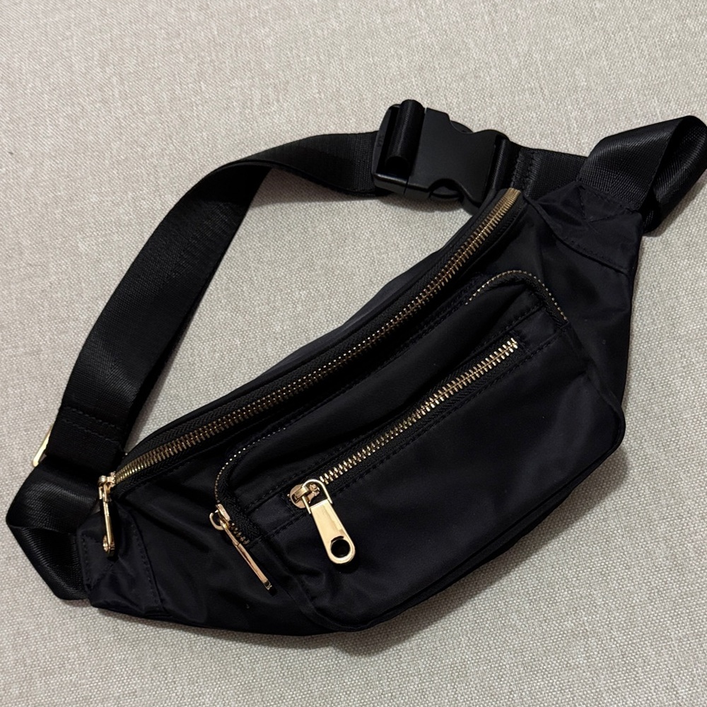 Like New Belt Bag-Unbranded-Black-4 Zipper Compartments-Gold Toned Zippers-Nylon